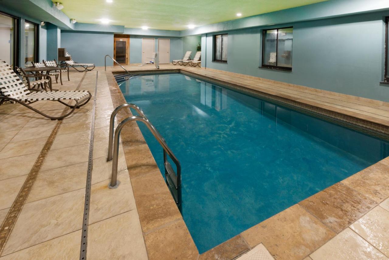 Holiday Inn Express Hotel & Suites Erie An Ihg Hotel Норт Ийст Екстериор снимка