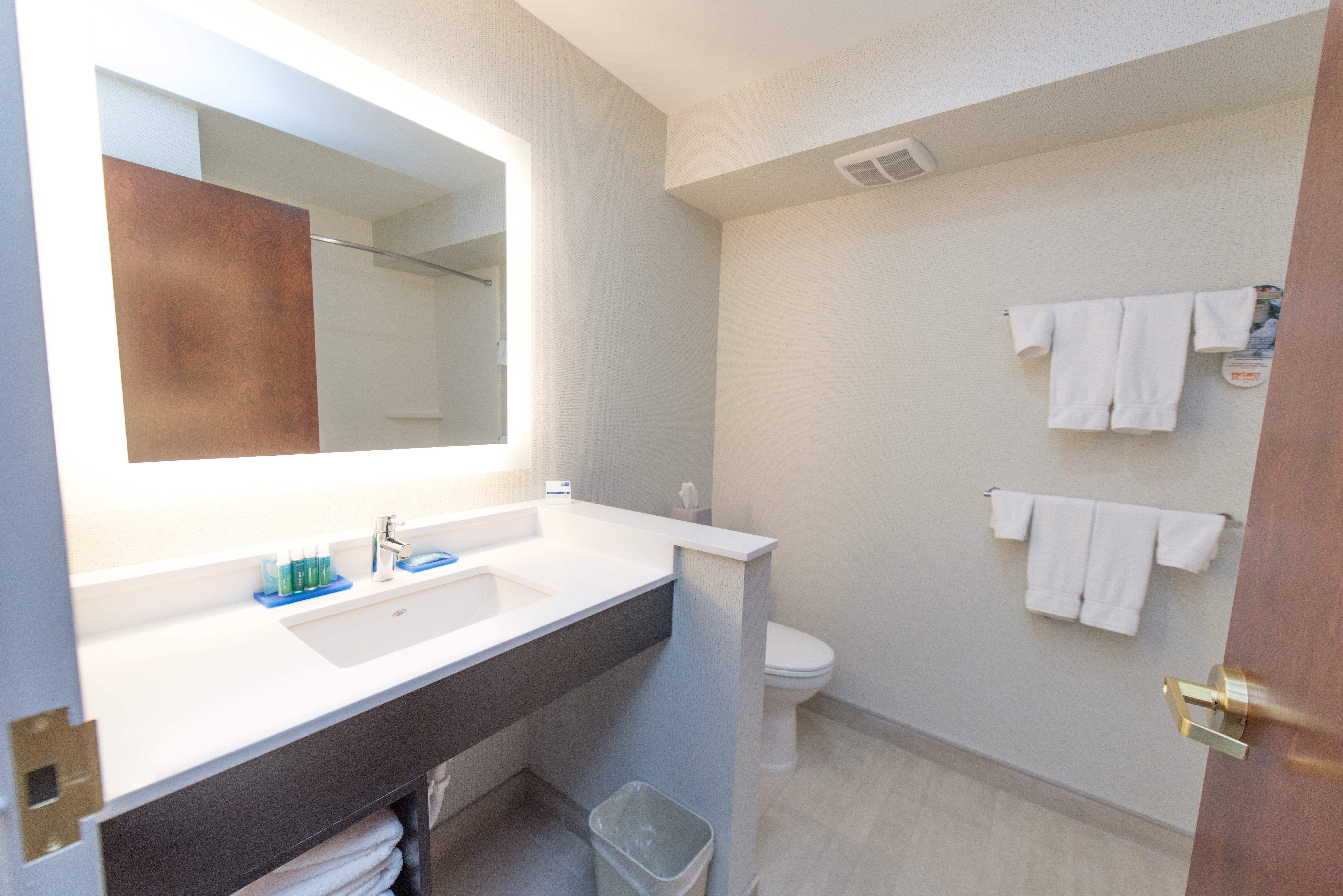 Holiday Inn Express Hotel & Suites Erie An Ihg Hotel Норт Ийст Екстериор снимка