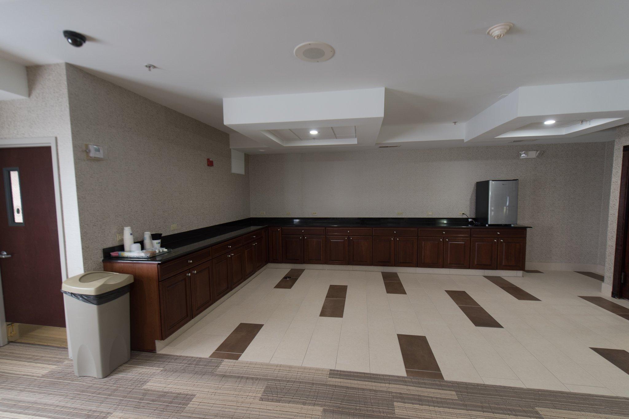 Holiday Inn Express Hotel & Suites Erie An Ihg Hotel Норт Ийст Екстериор снимка