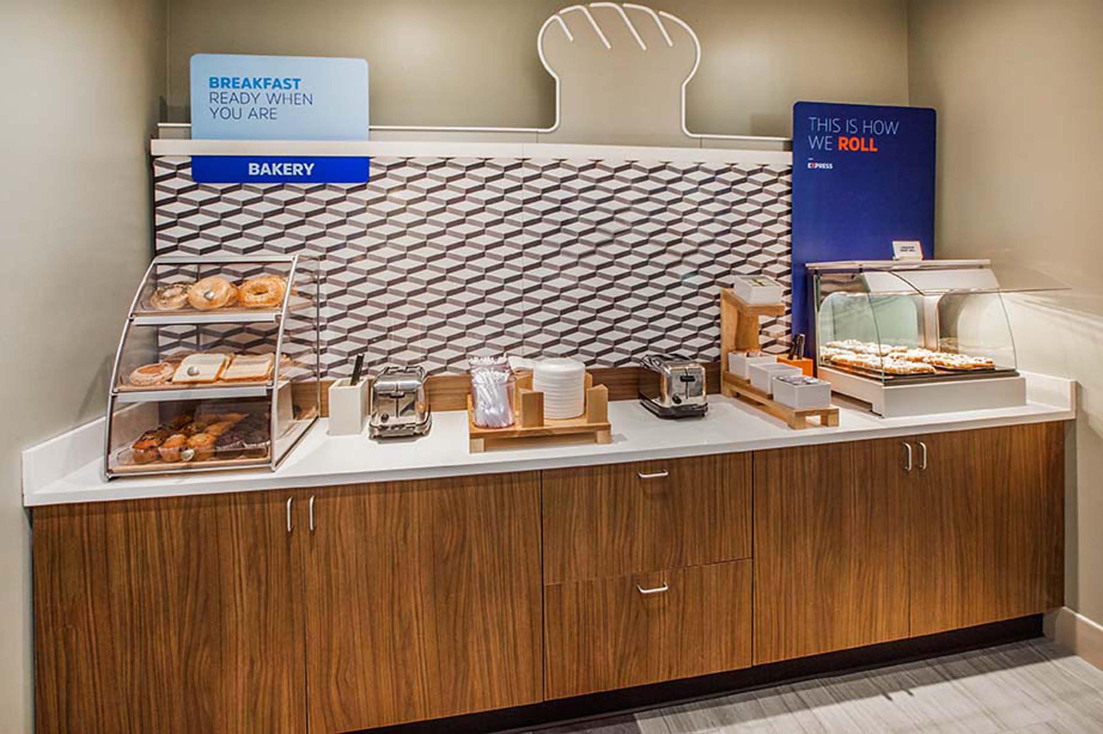 Holiday Inn Express Hotel & Suites Erie An Ihg Hotel Норт Ийст Екстериор снимка